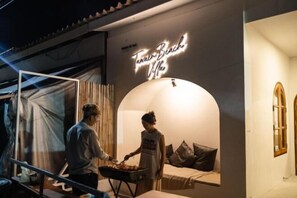 Outdoor dining - Tawaen Beach Villa (Koh Larn)