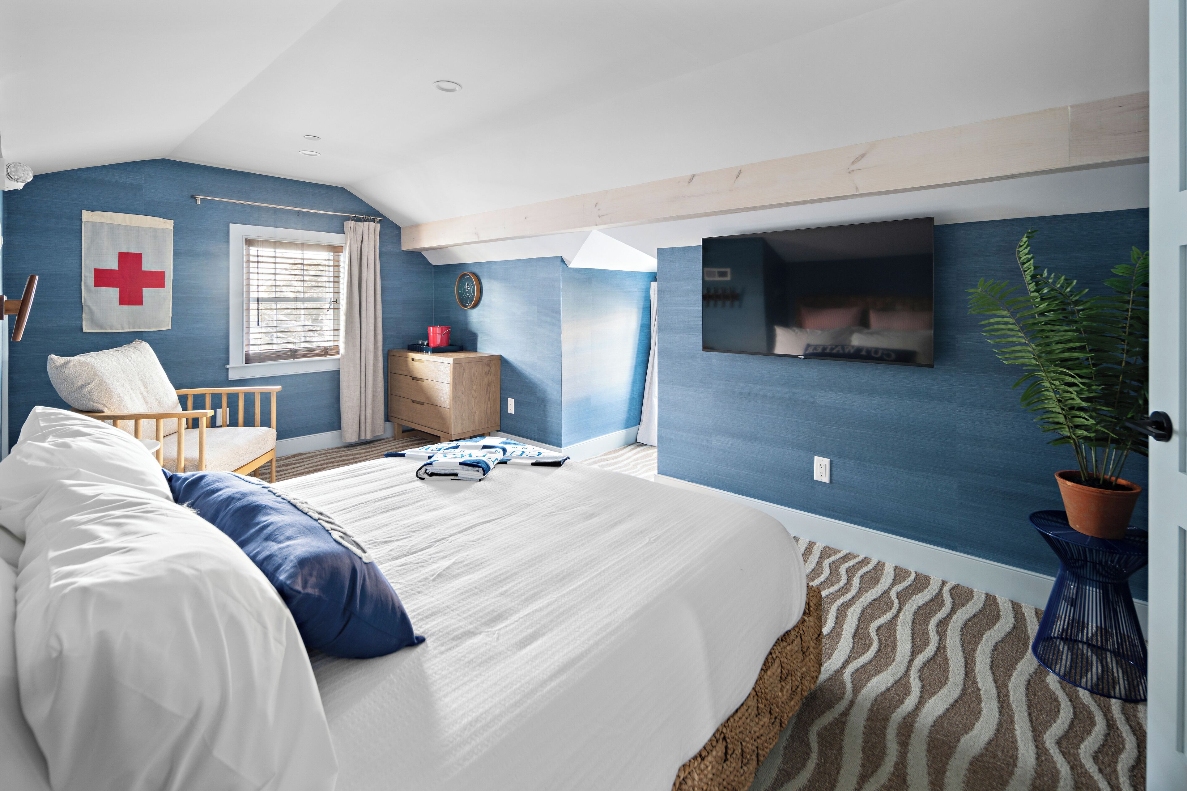 Een strijkplank/strijkijzer, reisbedje, gratis wifi, beddengoed