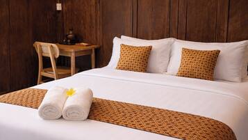 Työpöytä, kannettavalle tietokoneelle sopiva työtila, vuodevaatteet