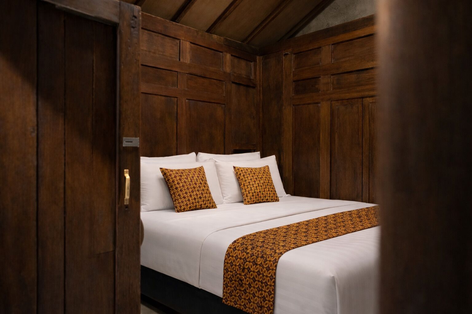 Bureau, espace de travail pour ordinateur portable, draps fournis