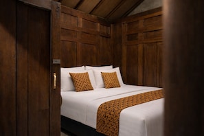 Standard Room, 1 Queen Bed, Garden View | Desk, laptop workspace, bed sheets - Dapur Alit Villas (Kasihan)