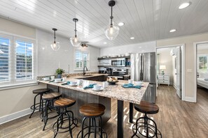 Fridge, microwave, oven, stovetop - NEW! Holiday House | Steps to Siesta Beach, Pet Friendly, Walk to Village (Siesta Key)