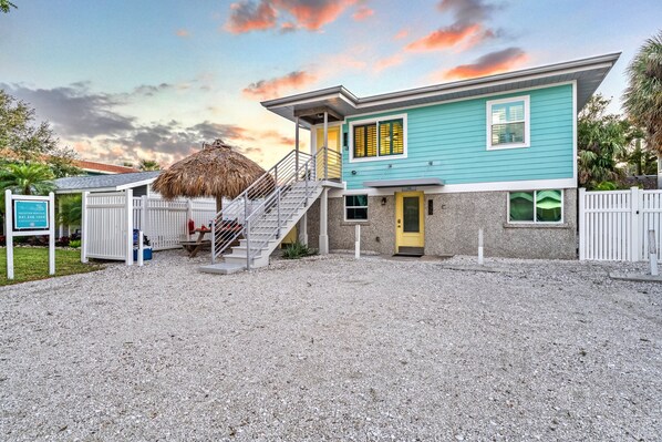 Holiday House offers bright beach house charm from the moment you arrive. - Holiday House | Steps to Siesta Beach, Pet Friendly, Walk to Village (Siesta Key)