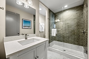 Shower, hair dryer, towels - Holiday House | Steps to Siesta Beach, Pet Friendly, Walk to Village (Siesta Key)