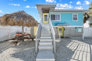 Outdoor dining - Holiday House | Steps to Siesta Beach, Pet Friendly, Walk to Village (Siesta Key)