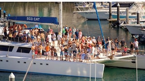 Vilkkaassa satamassa oli useita laivoja kiinni, muun muassa valkoinen jahti, jonka kylkeen oli maalattu teksti ”ECO CAT”.