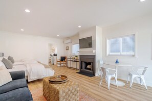 Televisión, chimenea y libros 