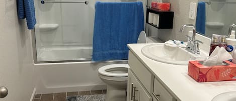 Secadora de cabello, toallas, jabón, papel de baño