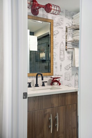 Doccia, asciugacapelli, asciugamani, carta igienica