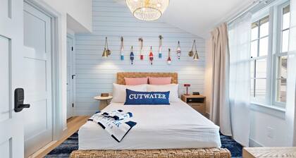 New Boutique Queen Escape l Downtown l Backyard