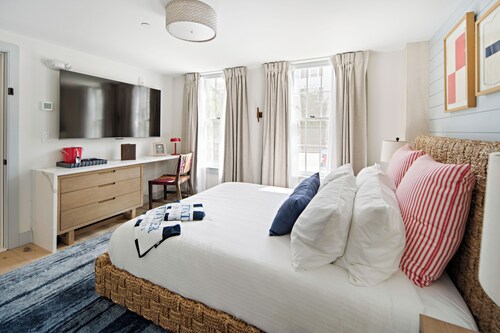 New Boutique Queen Escape l Downtown l Backyard