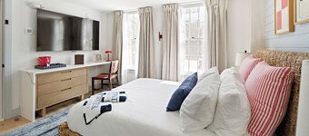 New Boutique Queen Escape l Downtown l Backyard