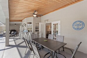 Outdoor dining - Palmetto Pines Golf Oasis Heated Pool-2 Master Suites-4BR+Office (Cape Coral)
