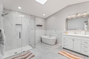 Shower, hair dryer, towels, soap - Palmetto Pines Golf Oasis Heated Pool-2 Master Suites-4BR+Office (Cape Coral)