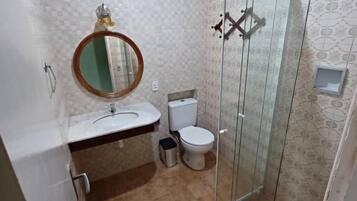 Familien-Zweibettzimmer, Seeblick | Badezimmer | Dusche, Handtücher, Seife, Toilettenpapier