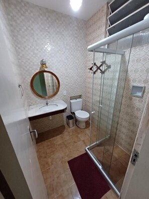 Kamar Twin Keluarga, pemandangan danau | Kamar mandi | Shower, handuk, sabun, dan tisu toilet