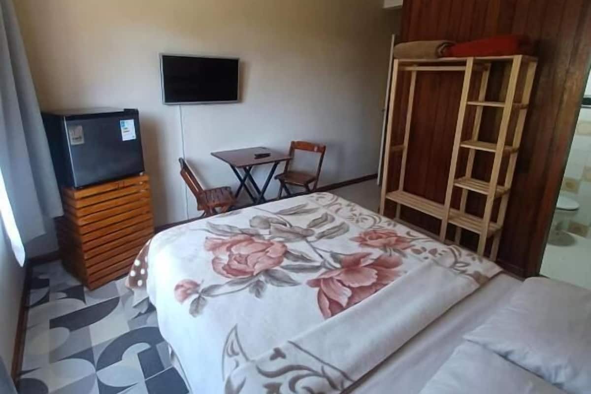 Kamar Double Basic, pemandangan danau | Ruang kerja ramah laptop dan Wi-Fi gratis