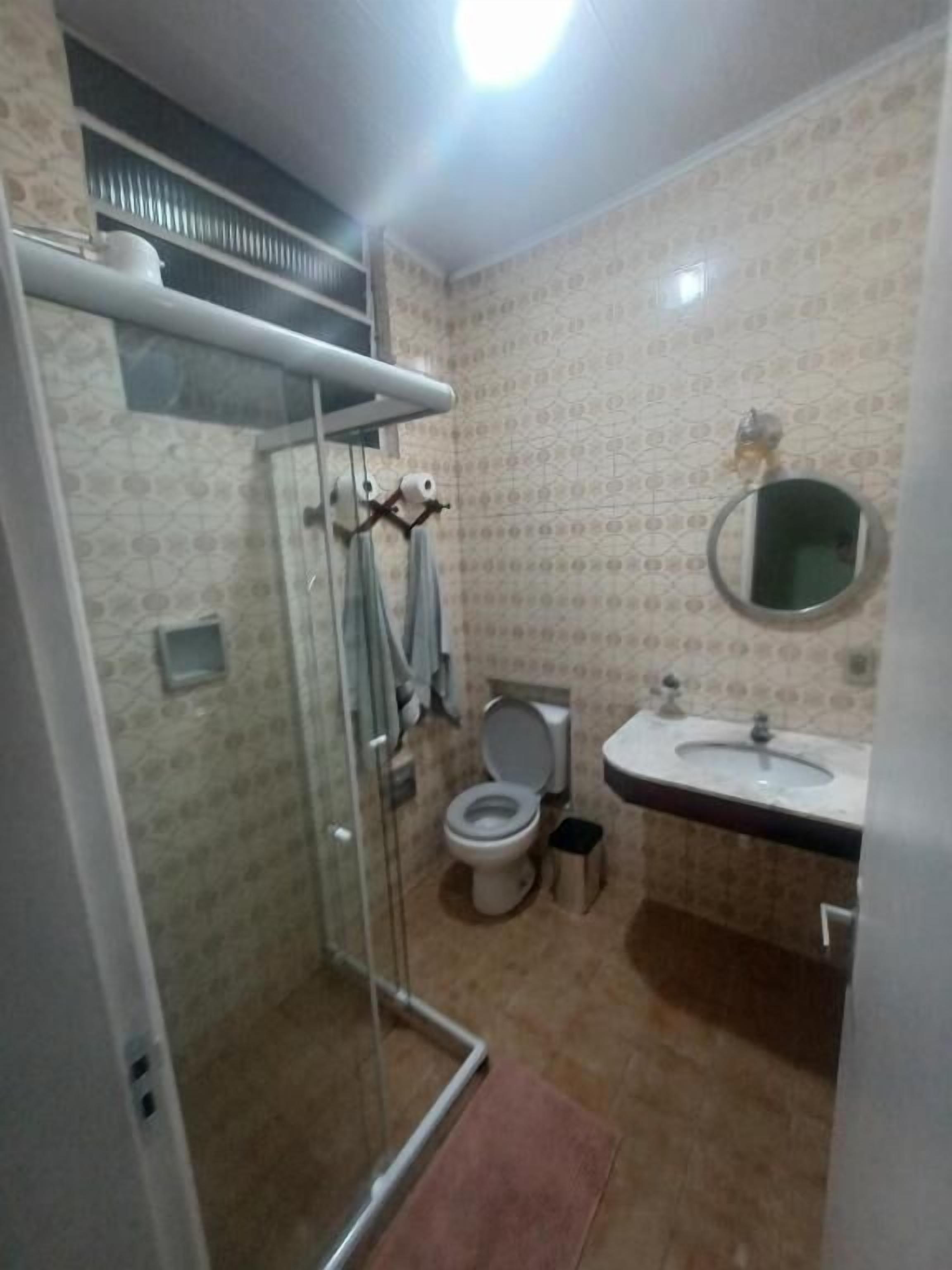 Quarto duplo família, vista para o lago | Banheiro | Chuveiro, toalhas de banho, sabonete, papel higiênico