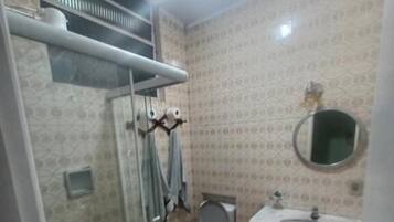 Quarto duplo família, vista para o lago | Banheiro | Chuveiro, toalhas de banho, sabonete, papel higiênico