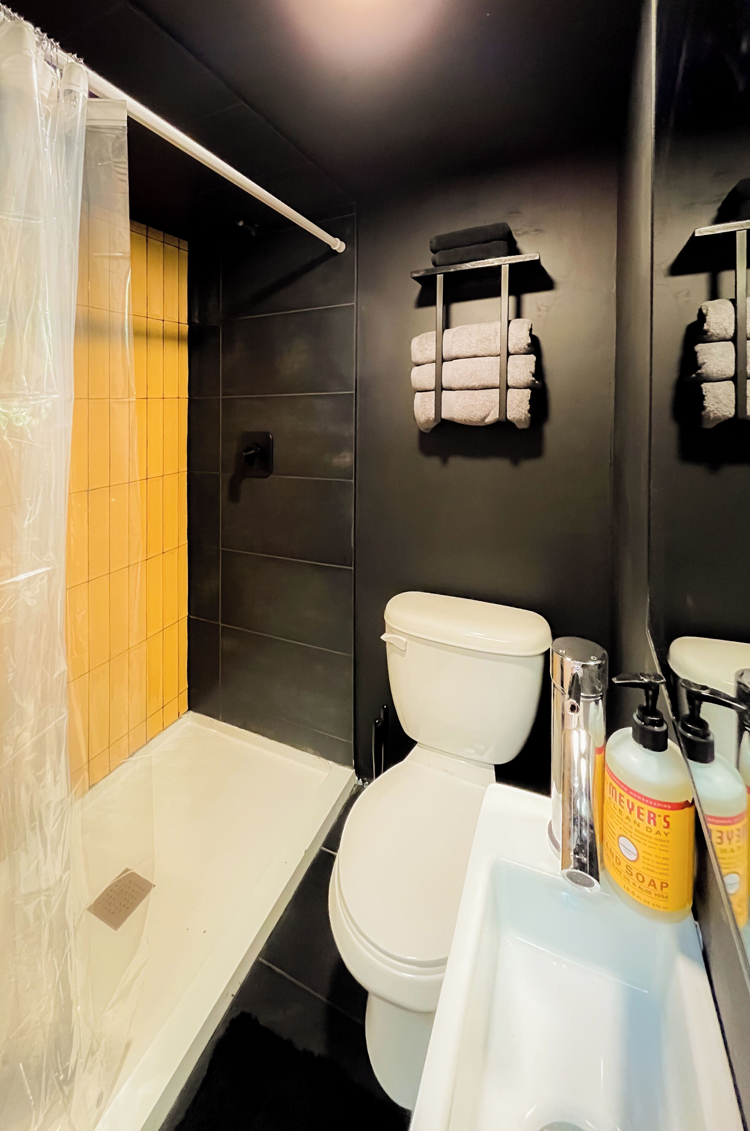 淋浴设施、毛巾、肥皂、卫生纸