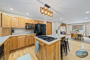 Fridge, microwave, oven, stovetop - Hot Tub | 5 Minutes to Wilmot Ski Resort  | Game Room (Twin Lakes)