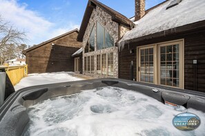 Outdoor spa tub - Hot Tub | 5 Minutes to Wilmot Ski Resort  | Game Room (Twin Lakes)