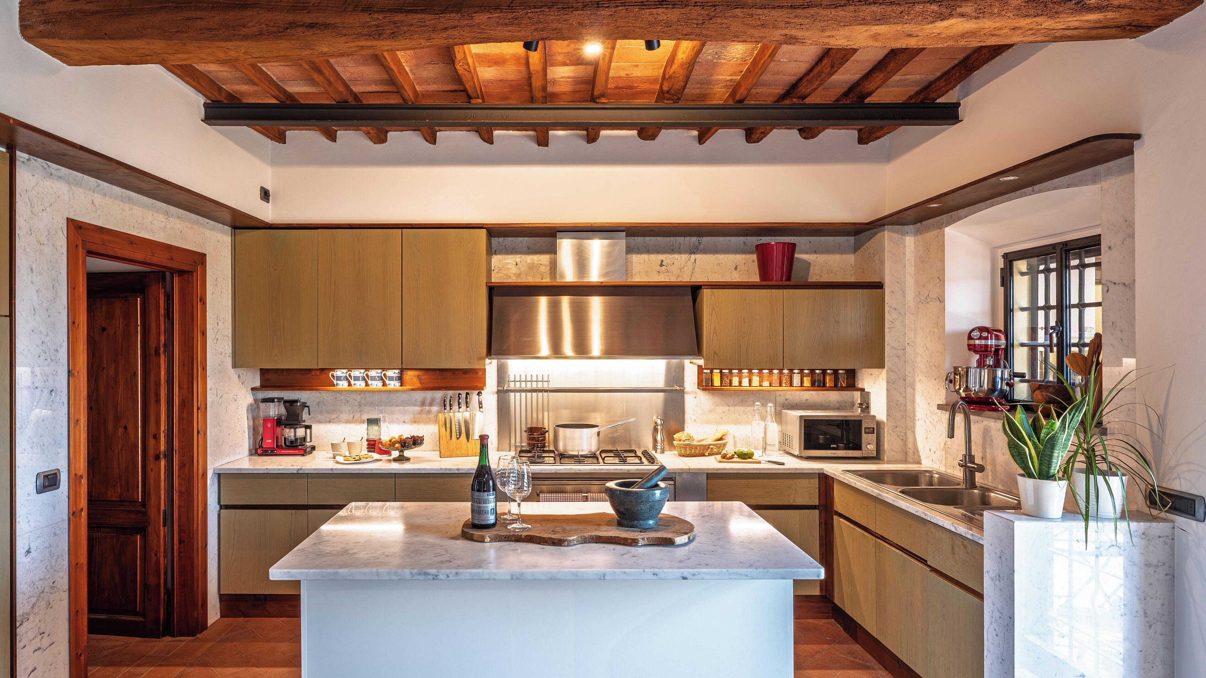 Frigorifero, microonde, forno, piano cottura