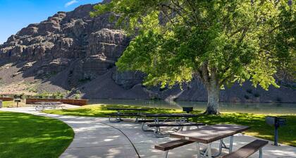 #136- Lovely 4-bedroom condo in charming CBar Condos Gorge Shuttle Book separate