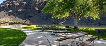 #136- Lovely 4-bedroom condo in charming CBar Condos Gorge Shuttle Book separate