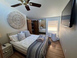 WiFi, bed sheets - #136- Lovely 4-bedroom condo in charming CBar Condos Gorge Shuttle Book separate (Quincy)