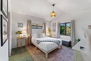 Een bureau, een strijkplank/strijkijzer, reisbedje, wifi