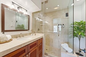 Douche, sèche-cheveux, serviettes fournies