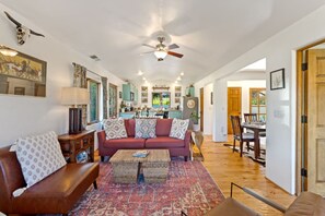 Een televisie, een open haard en boeken