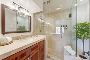 Douche, sèche-cheveux, serviettes fournies