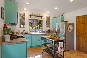 Kühlschrank, Mikrowelle, Herdplatte, Wasserkocher mit Kaffee-/Teezubehör