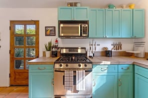 Een koelkast, een microgolfoven, een oven, een kookplaat