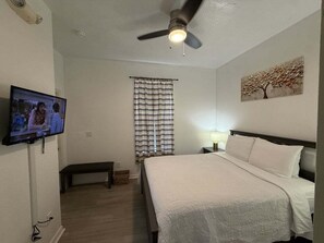 Een strijkplank/strijkijzer, gratis wifi, beddengoed
