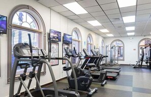 Fitness facility - 10 miles to Disney, Water Slides, Lazy River, Arcade Room, Restaurant & bar on site, Spa and more! (Davenport)