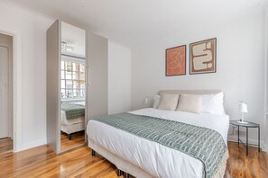 Tabla de planchar con plancha, wifi y ropa de cama 