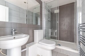 Hair dryer, towels - Blueground | St George's Fields, view, nr Hyde Park (London)