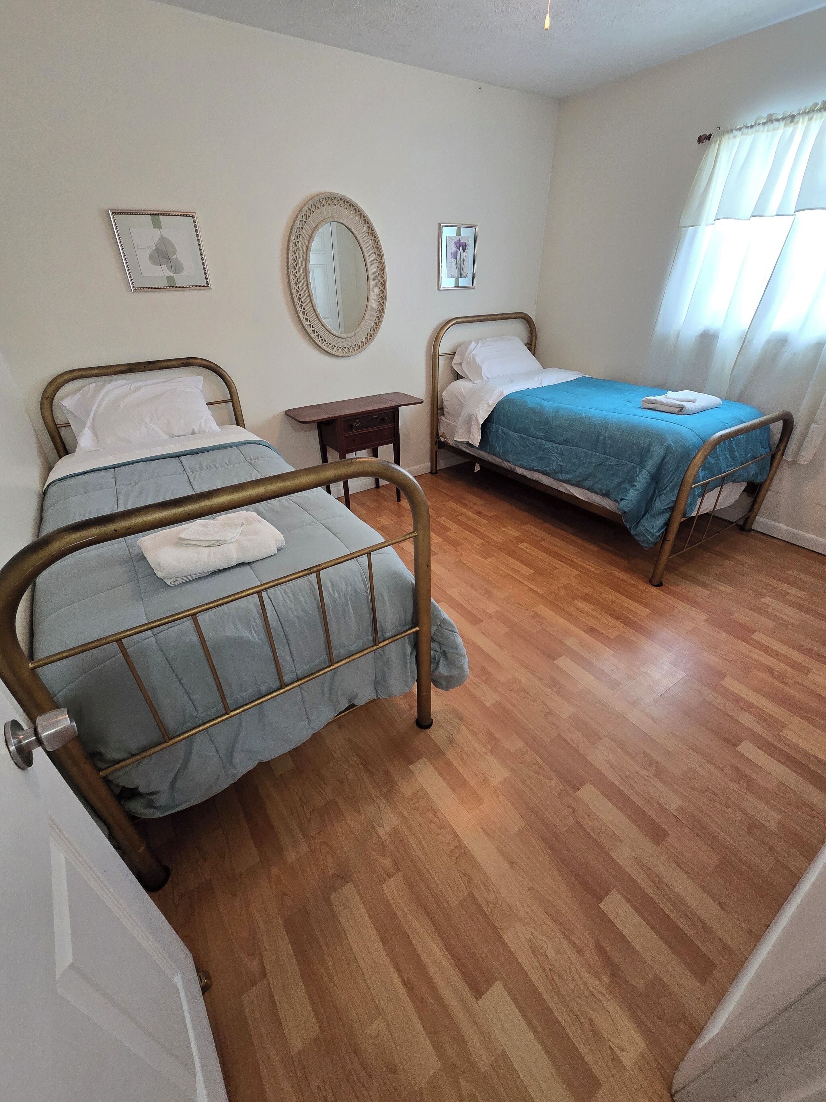 Een strijkplank/strijkijzer, gratis wifi, beddengoed