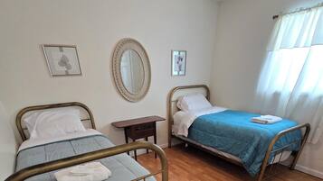 Een strijkplank/strijkijzer, gratis wifi, beddengoed