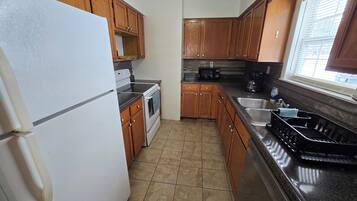 Køleskab, mikrobølgeovn, ovn, kogeplade