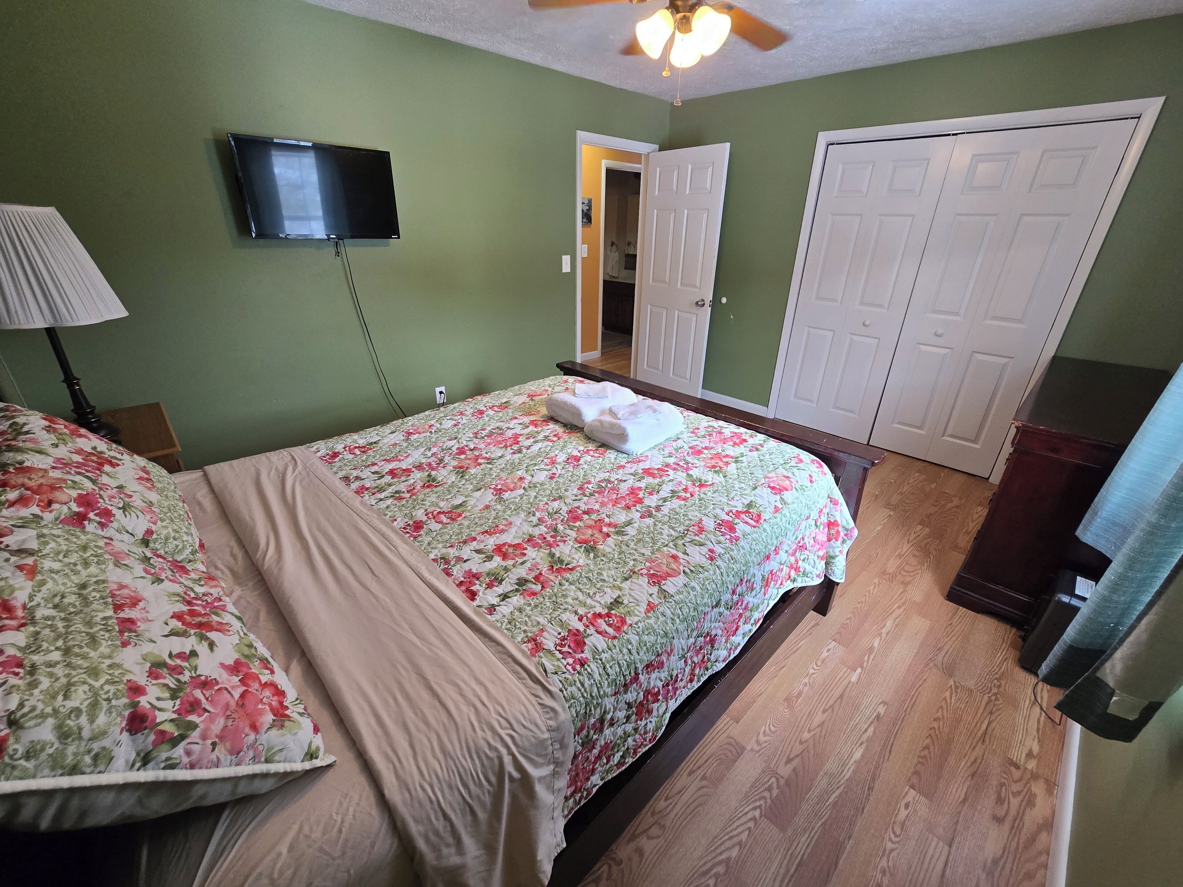 Iron/ironing board, free WiFi, bed sheets