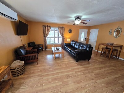 Lake front, Charming 2-bedroom cabin at Statts Mills Campground