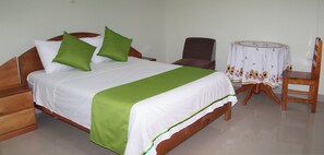 Skrivebord, skrivebord for bærbar PC og wi-fi (inkludert)