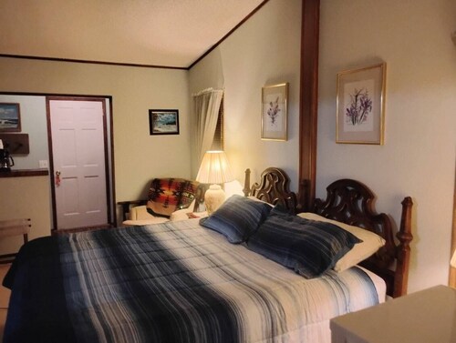 Tranquil 1-bedroom bungalow in charming Forks perfect for getaway