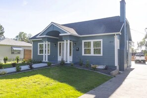Exterior - Beautiful 4-bedroom house with AC in tranquil Yakima (Yakima)