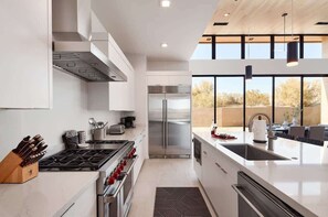 Fridge, microwave, oven, stovetop - Nyx - Near Troon North Golf & Scottsdale Quarter (Scottsdale)