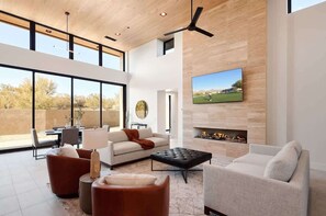 Smart TV, chimenea y oficina 